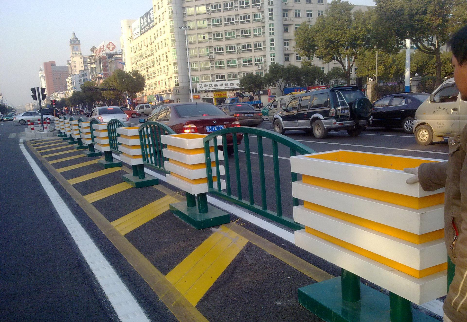马路护栏-马路护栏价格/厂家/批发-江苏冱道交通设施