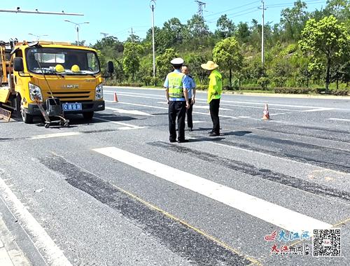 上高交警 优化交通设施 守护交通安全 图