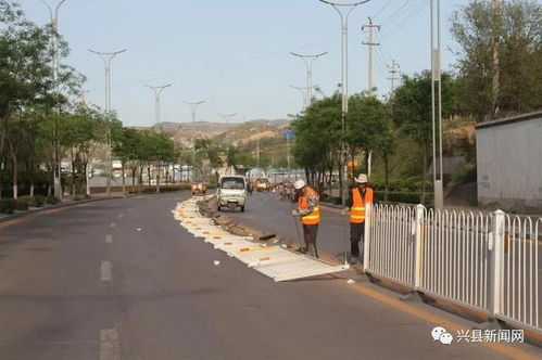 兴县交警大队 加强道路交通设施建设 推进爱国卫生运动季活动