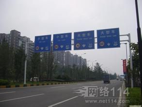 详解交通标志杆规格89mm×325mm的应用与重要性